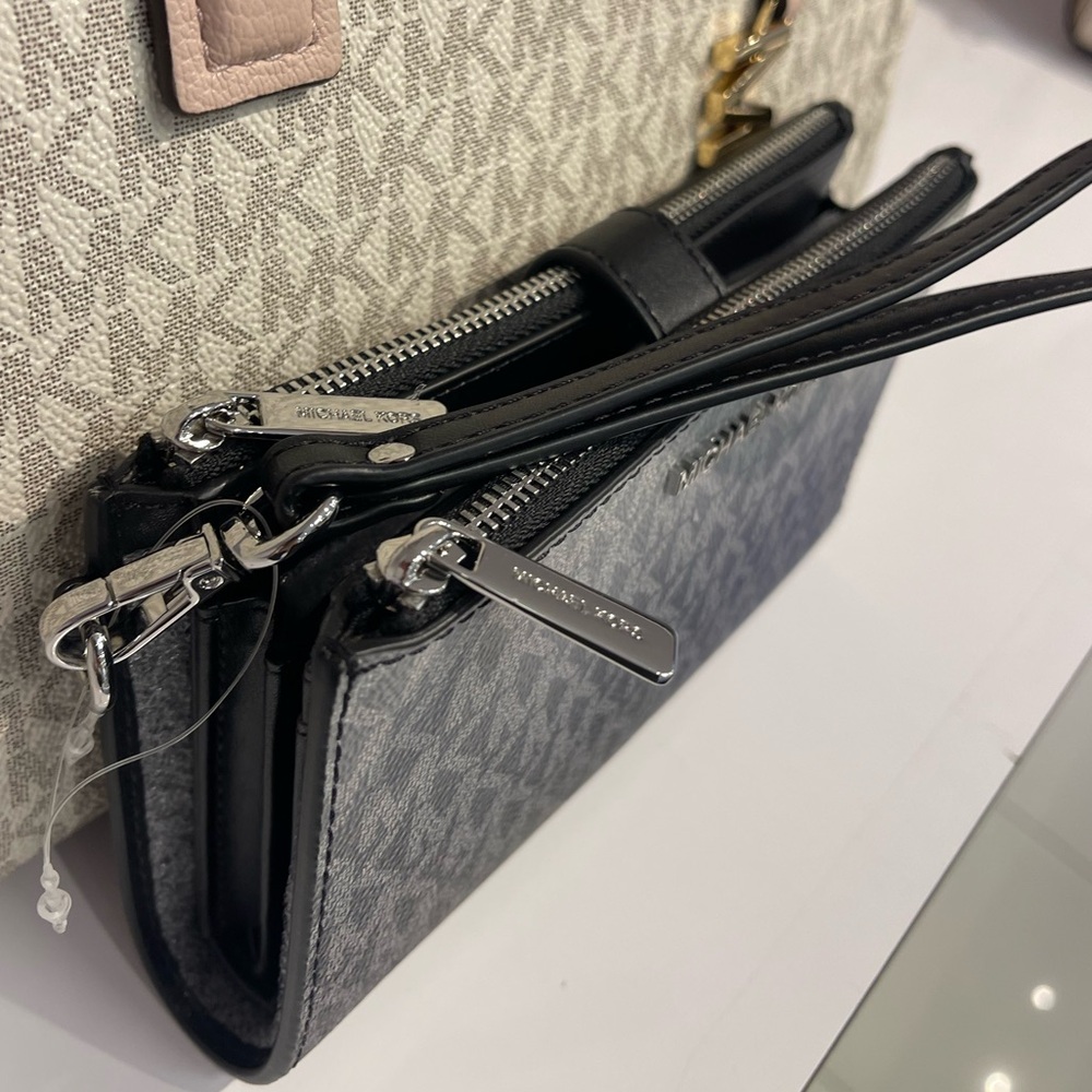MICHAEL KORS Jet Set Lg Ombré Signature Logo Double Zip Wristlet Phone Holdr
NWT - Picture 7 of 16